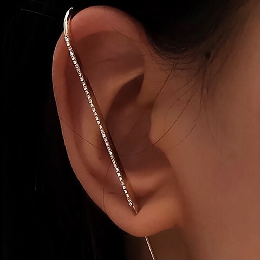⚜️𝟯𝟬%𝗢𝗙𝗙 𝗯𝘂𝗻𝗱𝗹𝗲𝘀 𝟯+⚜️ NEW CZ Gold Bar Posh Ear Hook Crawler Earring - Picture 1 of 10
